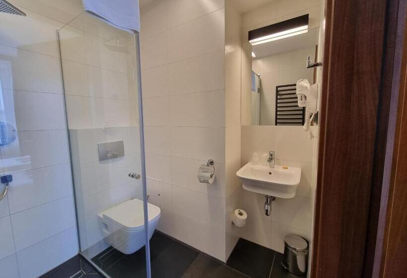 חדר סטנדרט, Terminal