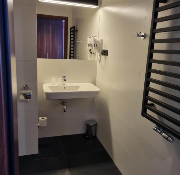 סוויטת ג'וניור, Terminal