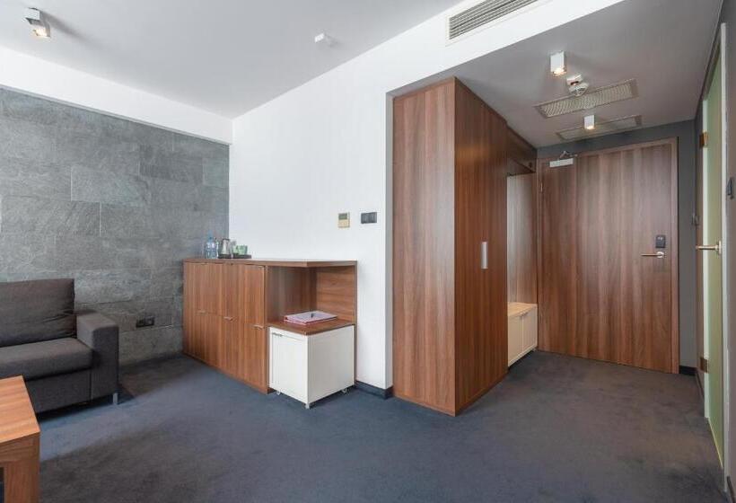 סטודיו דלוקס, Terminal