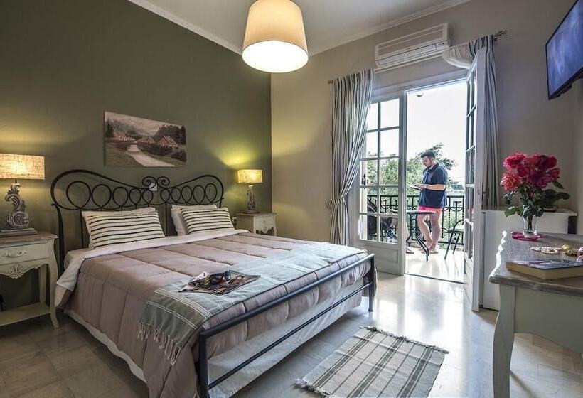 带泳池观景的豪华房, Vassilis Guest House