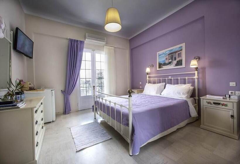 带泳池观景的豪华房, Vassilis Guest House