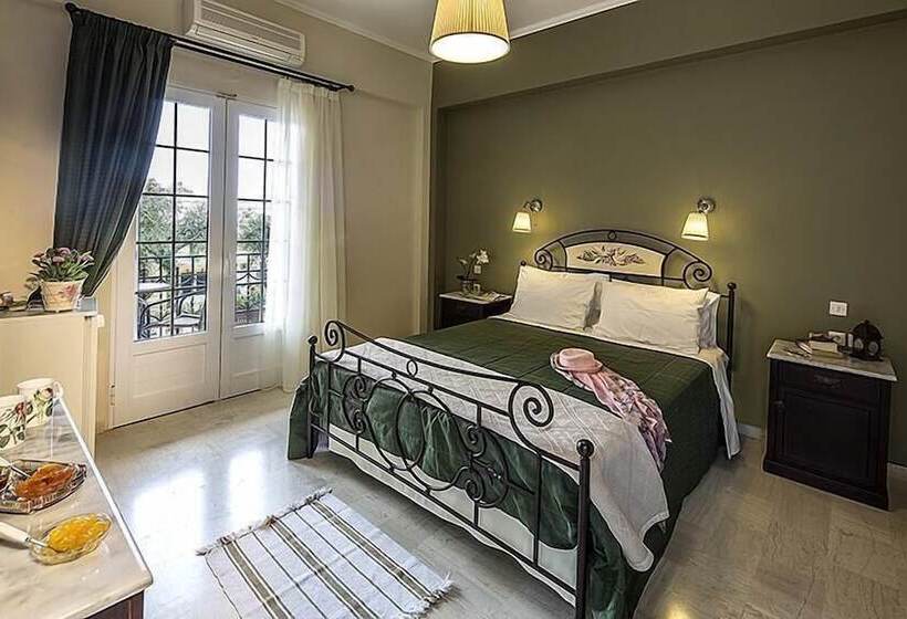 带泳池观景的豪华房, Vassilis Guest House