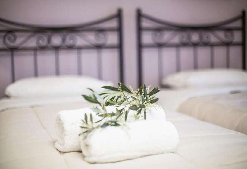 带泳池观景的豪华房, Vassilis Guest House