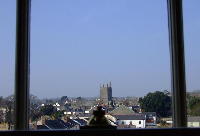 ペントハウスルーム, Yeo Dale