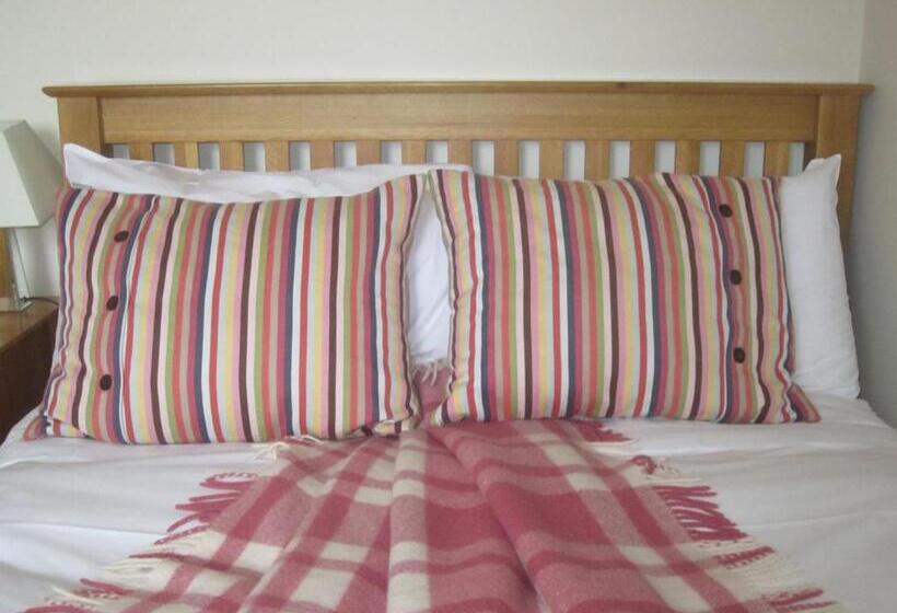 ペントハウスルーム, Yeo Dale