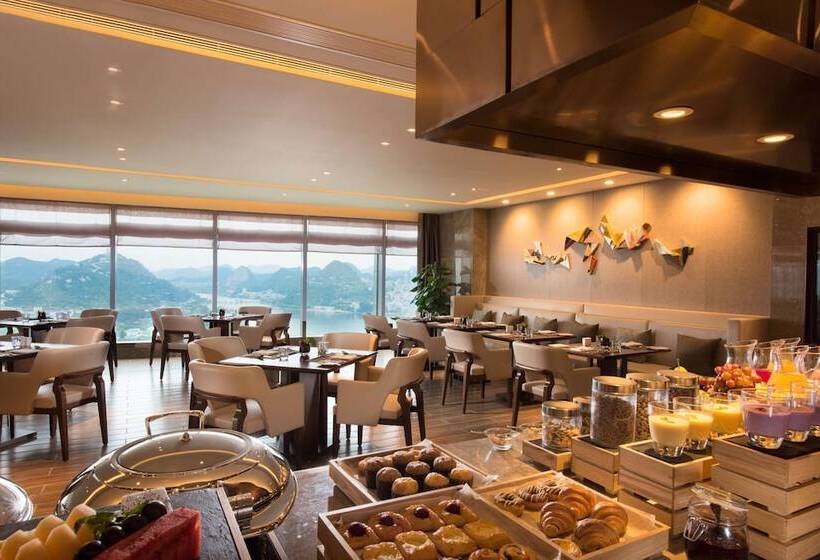 带大床的行政房间, Doubletree By Hilton Hotel Anshun