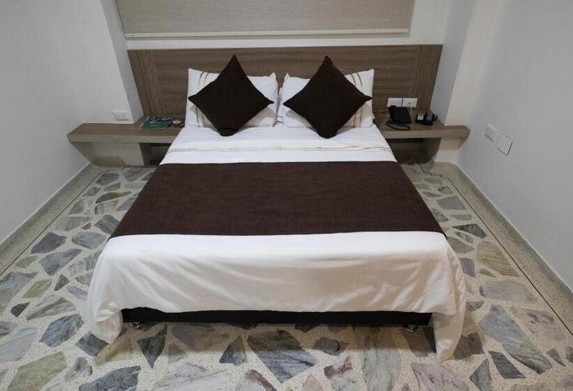 סוויטת ג'וניור, D  Leon