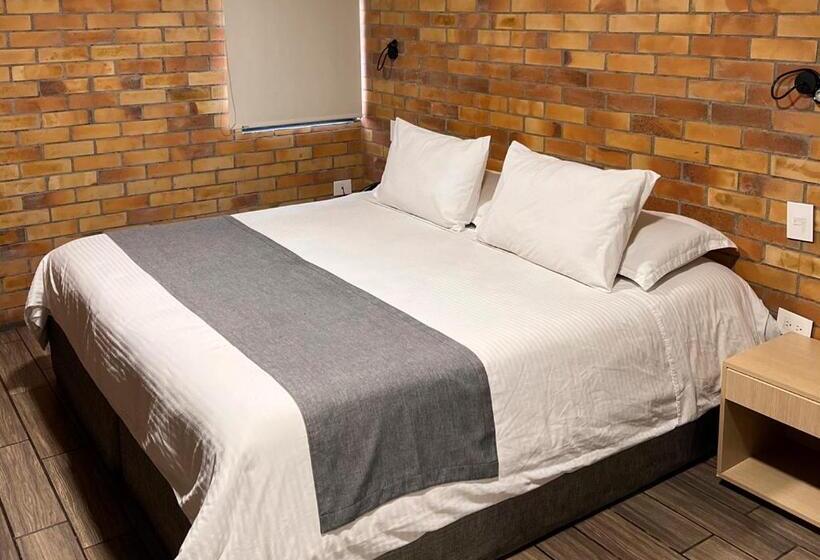 סוויטת ג'וניור, D  Leon