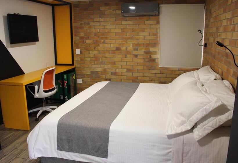 סוויטת ג'וניור, D  Leon