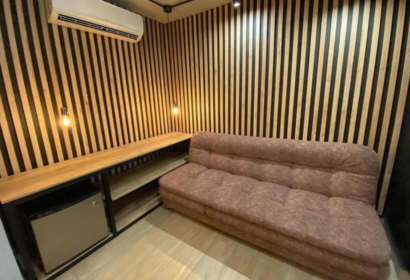 סוויטה דלוקס, D  Leon