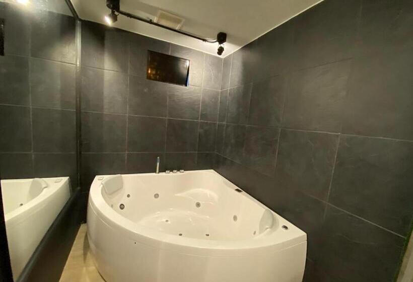 סוויטה דלוקס, D  Leon