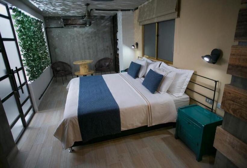 סוויטה דלוקס, D  Leon