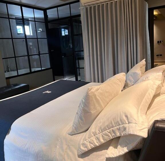 סוויטה נשיאותית, D  Leon