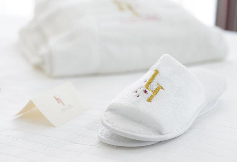 سوئیت با وان آب گرم, Redearth