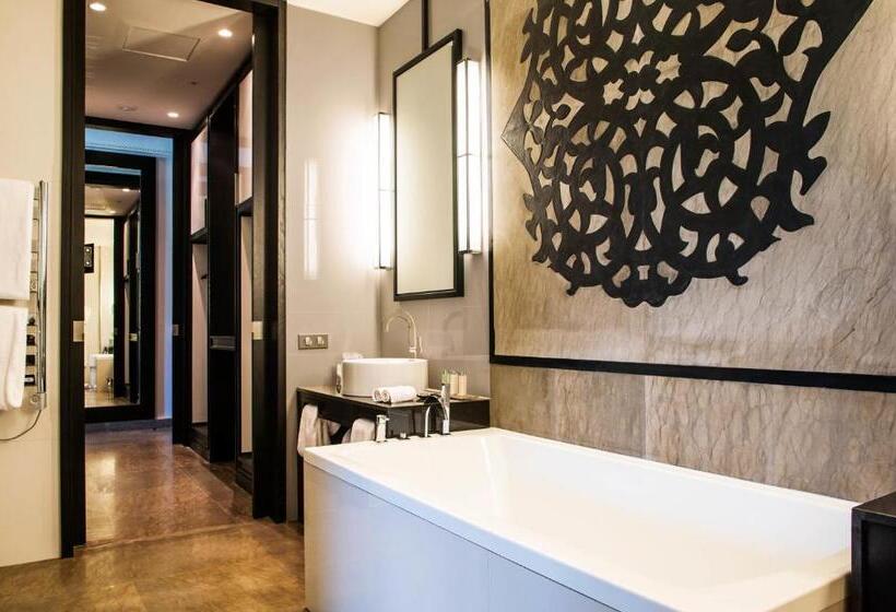 סוויטה עם טרסה, Story Rabat