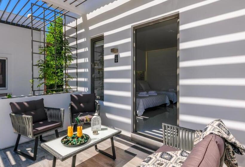 اتاق لوکس سه تخته, Sunny Garden