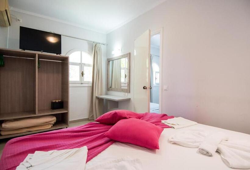 اتاق خانوادگی, Sunny Garden