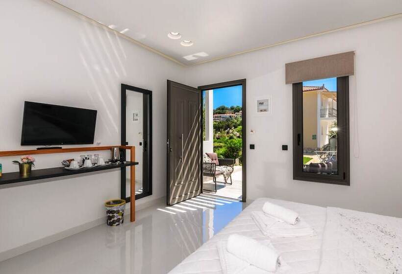 اتاق لوکس سه تخته, Sunny Garden