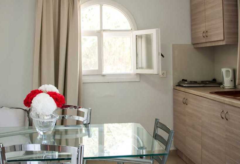 اتاق خانوادگی, Sunny Garden