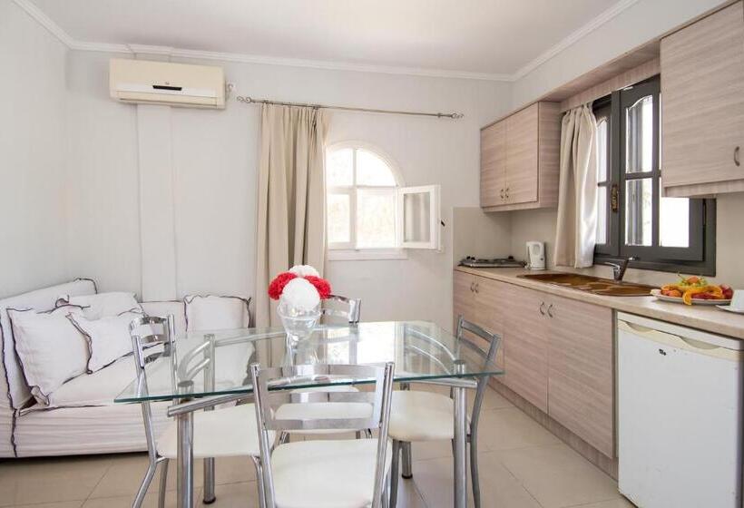 اتاق خانوادگی, Sunny Garden