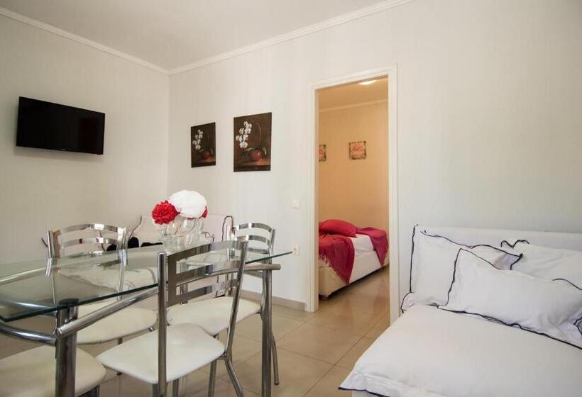 اتاق خانوادگی, Sunny Garden