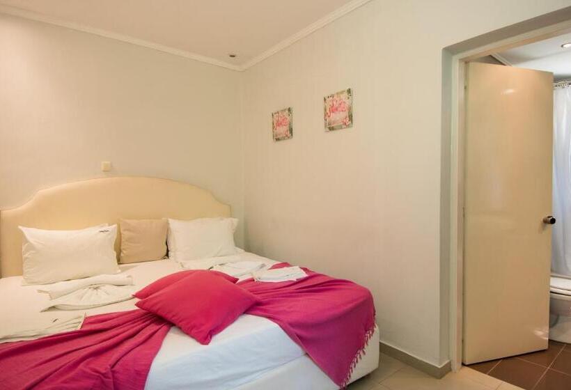 اتاق خانوادگی, Sunny Garden