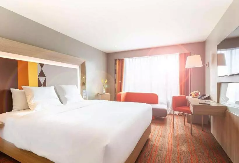 キングサイズベッドのデラックスルーム, Novotel Manila Araneta City