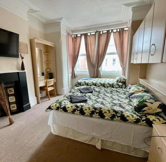 스탠다드 트리플 룸, Hayward