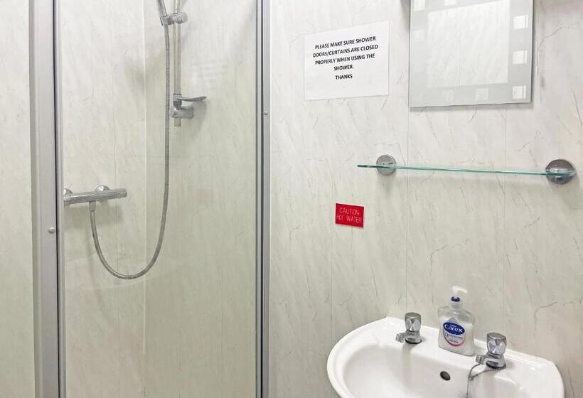 패밀리 룸, Hayward