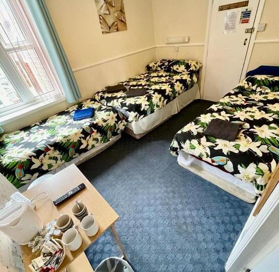 패밀리 룸, Hayward