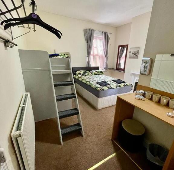 패밀리 룸, Hayward