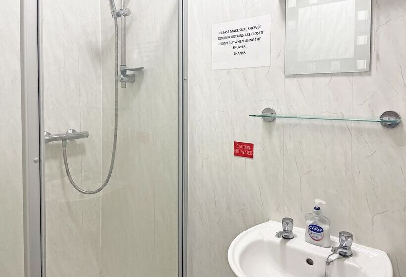 패밀리 스위트, Hayward