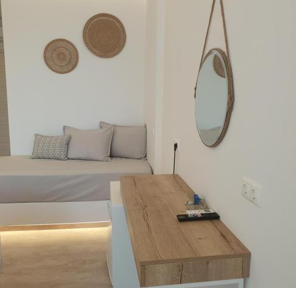 اتاق استاندارد سه نفره, Alexandra