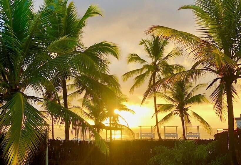 スタンダードバンガロー, Peninsula Beach Club