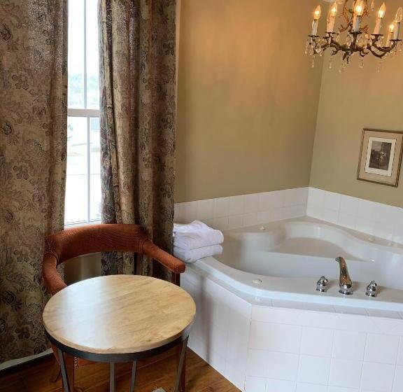 غرفة سوبيريور ثلاثية, Surfside Inn