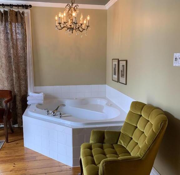 غرفة سوبيريور ثلاثية, Surfside Inn