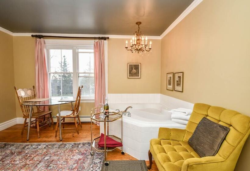 غرفة سوبيريور ثلاثية, Surfside Inn