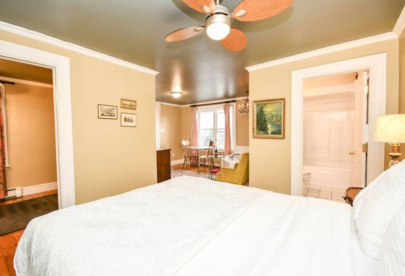 غرفة سوبيريور ثلاثية, Surfside Inn