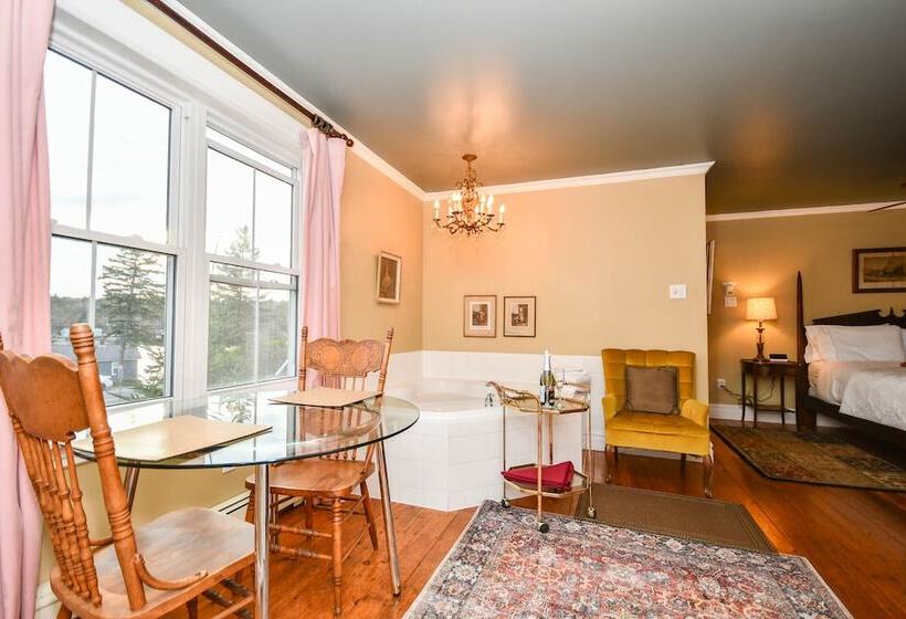 غرفة سوبيريور ثلاثية, Surfside Inn