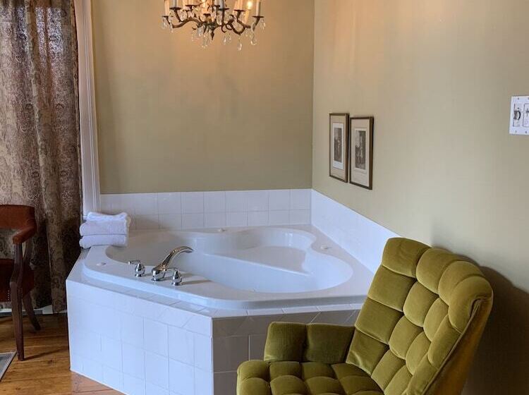 غرفة سوبيريور ثلاثية, Surfside Inn