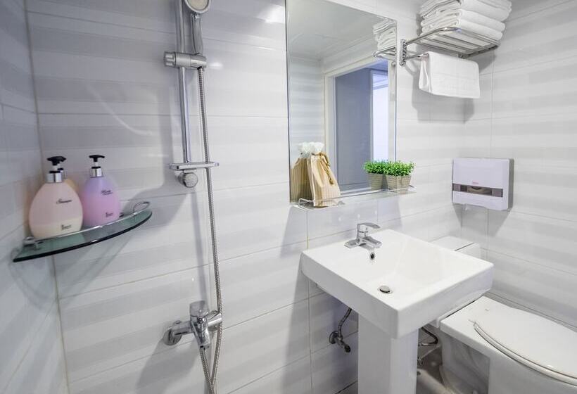 Háromágyas Standard Szoba, Travel Monster