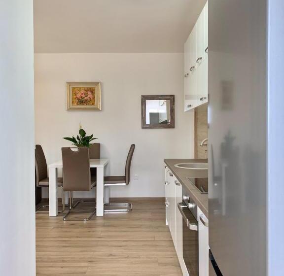 سوییت با چشم‌انداز دریا, Apartmani Kažanegra33