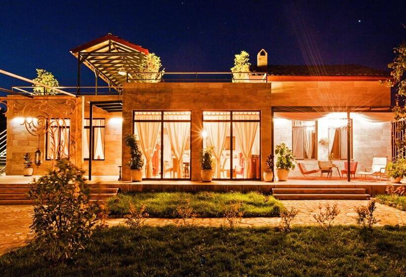 ویلای یک اتاق خوابه با استخر شنا, Marani Elizbar1918