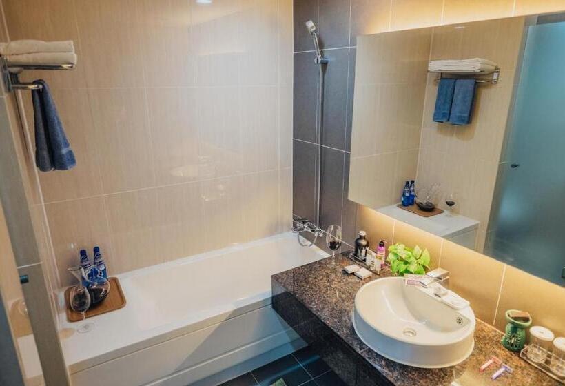 豪华三人间, Jeju Mei The