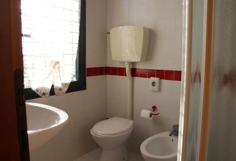 标准间, Serenella