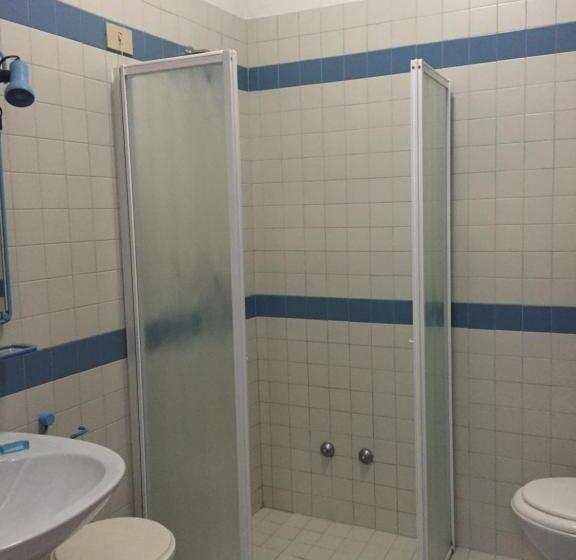 标准三人间, Serenella