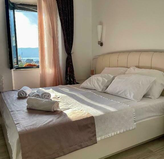 اتاق لوکس با چشمانداز دریا, Opera Apartments