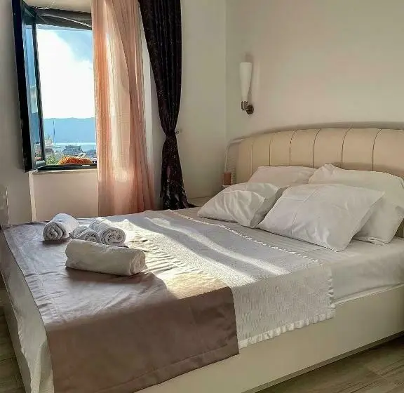 اتاق لوکس با چشم‌انداز دریا, Opera Apartments