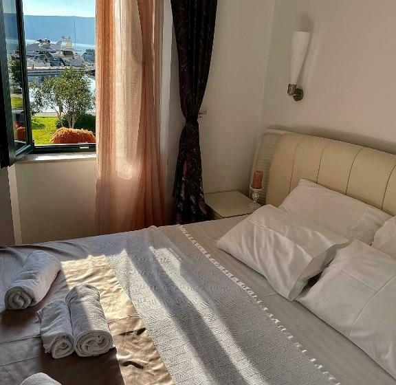 اتاق لوکس با چشمانداز دریا, Opera Apartments