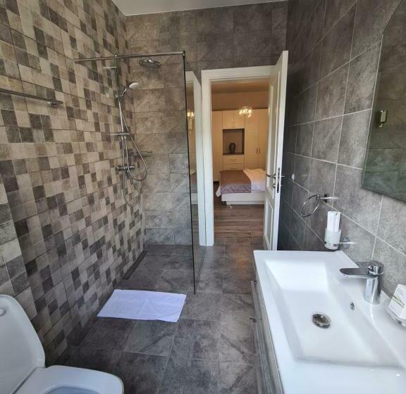 اتاق استاندارد, Opera Apartments